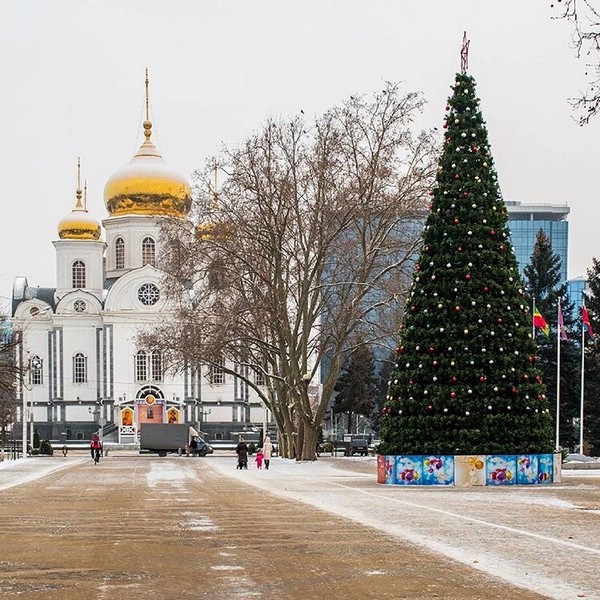 Красивый зимний вид на Александро-Невский собор в Краснодаре