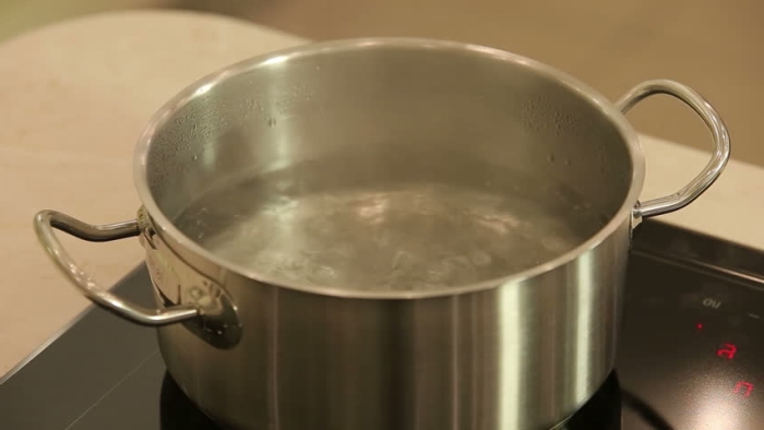 Приготовление супа в кастрюле
