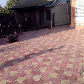 Тротуарная плитка во дворе частного дома: основные виды и стили укладки