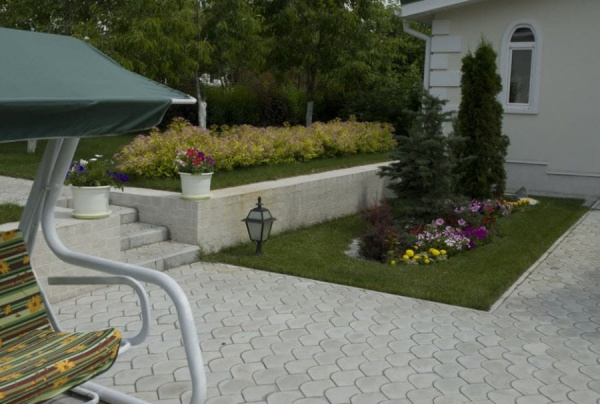 Тротуарная плитка во дворе частного дома: основные виды и стили укладки
